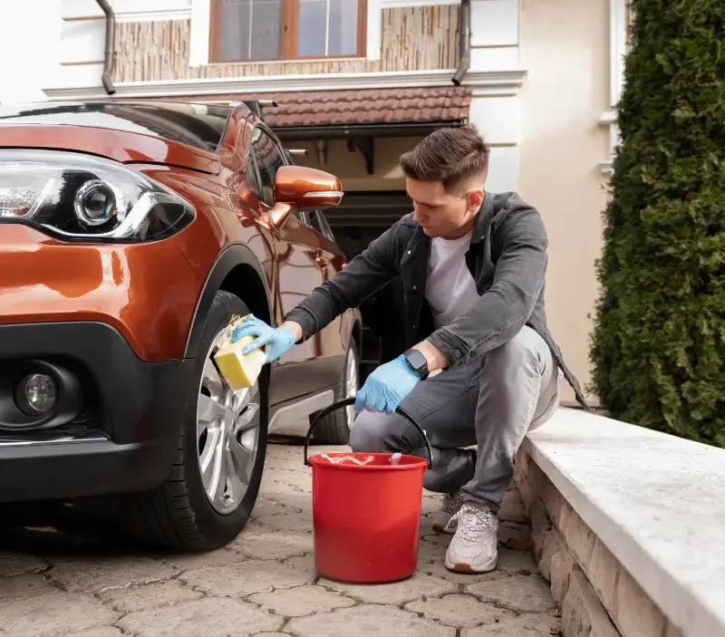 Lavage auto à domicile Saint-Hilaire-de-Beauvoir : professionnel intervenant sur un véhicule